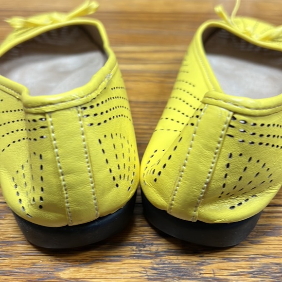 🌸3/$30🌸2/$15❤️5/$25❤️ HEAVENLY COMFORT | yellow perforated slip-ons/flats - Picture 6 of 8
